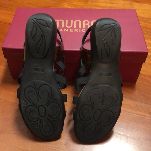 Munro Darian Tortoise Shell Stretch Sandal - Picture 2 of 4